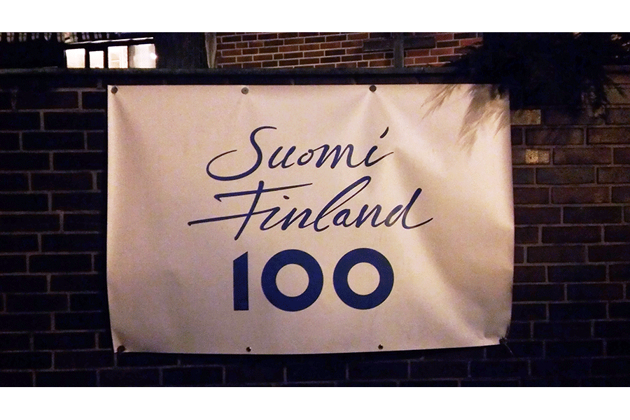 Suomi 100 Fahne draußen