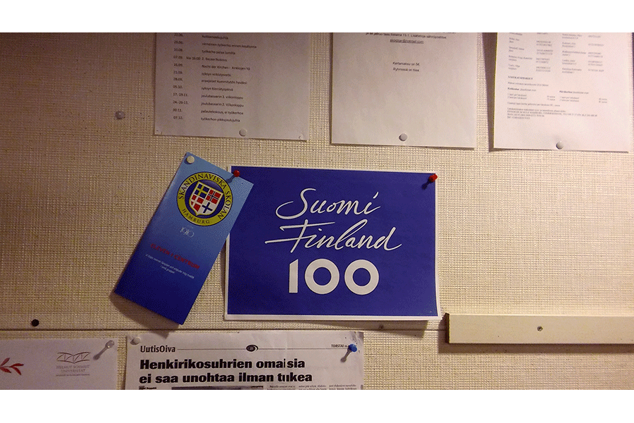 Suomi 100 Schild drinnen